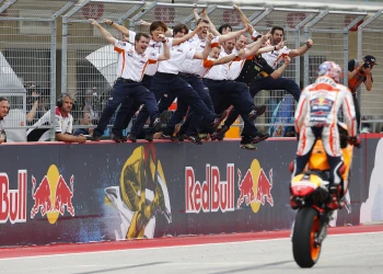 Marquez va aconseguir una impressionant vict&ograve;ria, i Pedrosa va caure lluitant pel podium