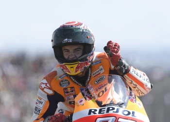 M&aacute;rquez igual el r&eacute;cord de 54 vict&ograve;ries de Doohan conseguint una memorable vict&ograve;ria en el GP de casa a Arag&oacute;