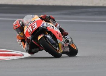 M&aacute;rquez cau quan anava primer i Hayden se'n va al terra mentres lluitava pel set&eacute; lloc