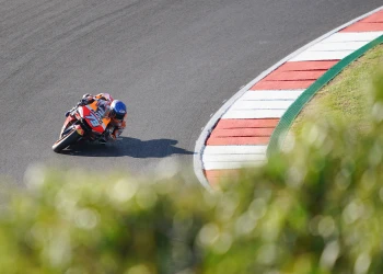 Bradl conclude la stagione in grande stile