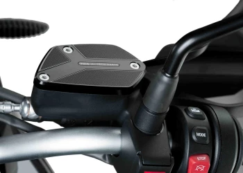 Cache maître-cylindre de liquide de frein avant