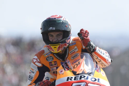 M&aacute;rquez igual el r&eacute;cord de 54 vict&ograve;ries de Doohan conseguint una memorable vict&ograve;ria en el GP de casa a Arag&oacute;