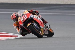 M&aacute;rquez cau quan anava primer i Hayden se'n va al terra mentres lluitava pel set&eacute; lloc