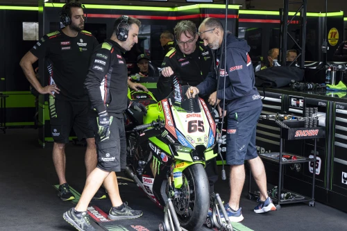 Rea, protagoniste à Magny-Cours pour un incident avec Bautista